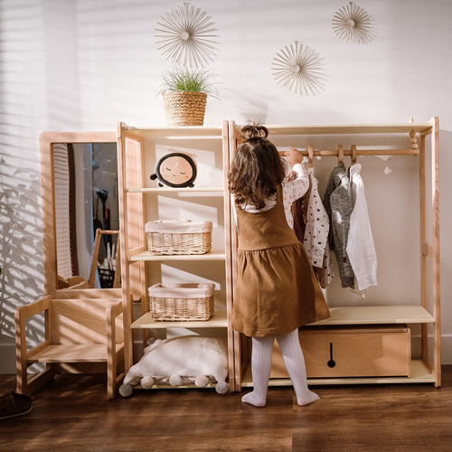 Monti Family - Dressing montessori