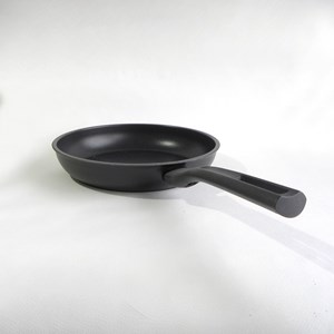 Poêle 24 cm revêtue tous feux guzzini