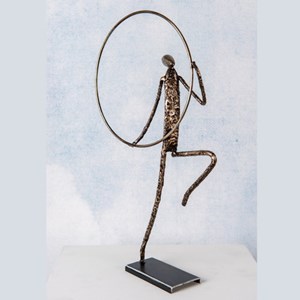 Statuette métal homme cerceau - histoire