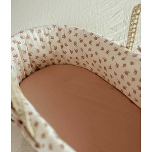 Couffin écru à motifs fleuris roses