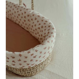 Couffin écru à motifs fleuris roses