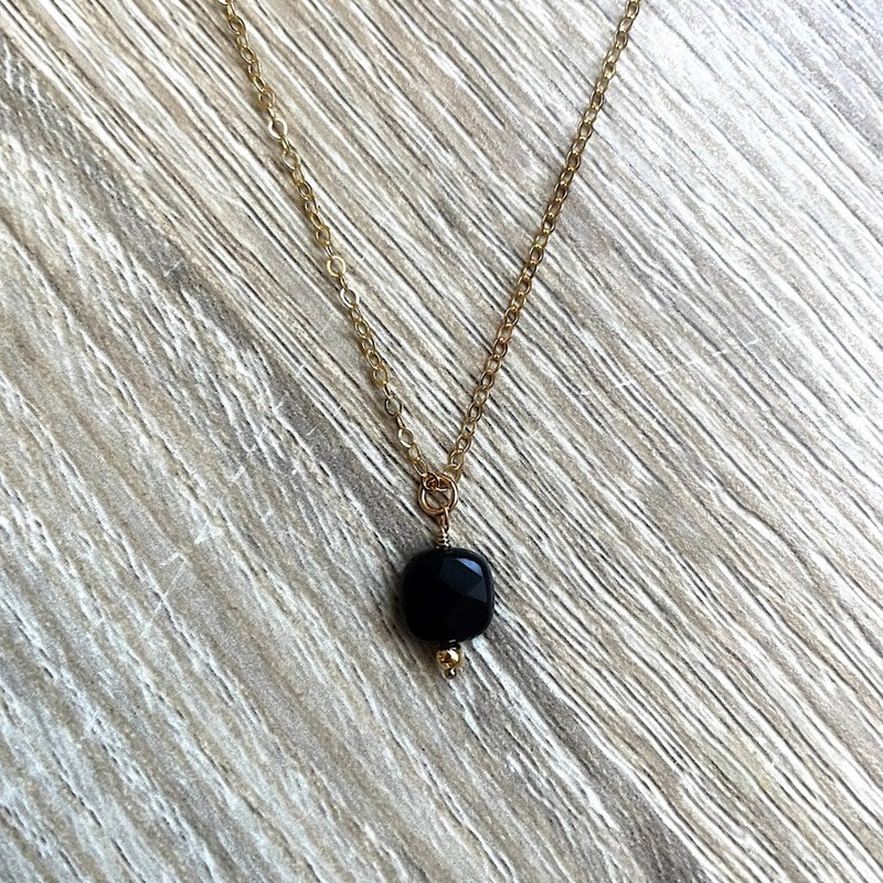 Collier agate noire plaqué or carrie
