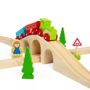 Figurine en bois de huit trains