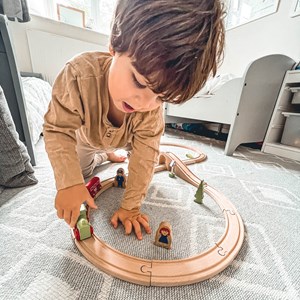 Figurine en bois de huit trains