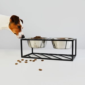 Olne, gamelle surélevée en métal noir s