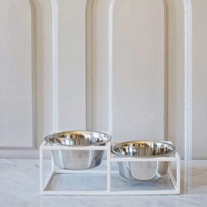 Kum, gamelle surélevéee en métal blanc s