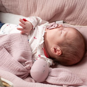 Doudou lapin  gaze jeanne rose 50 x 50