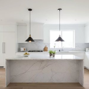 Lampe suspendue industrielle – design brut, métal noir loft et intérieur moderne