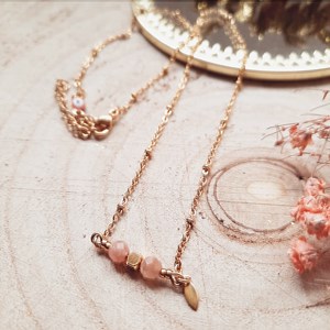 Collier court comète pierre lune rose
