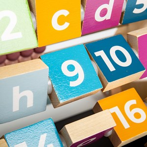 Centre d'activités triangulaire en bois