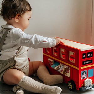 Bus trieur de formes en bois