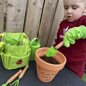 Sac et outils de jardinage pour enfants