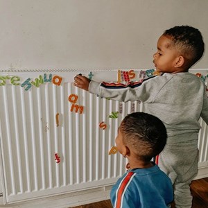 Lettres majuscules magnétiques en bois