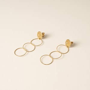 Boucles dorées à anneaux entrelacés