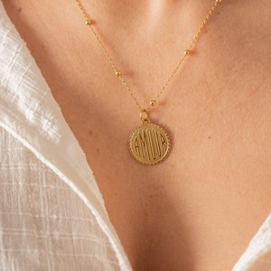 Collier doré - médaille amour