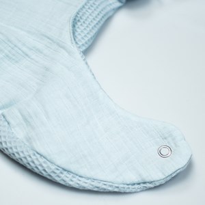 Bavoir coton nid d'abeille bleu dès la