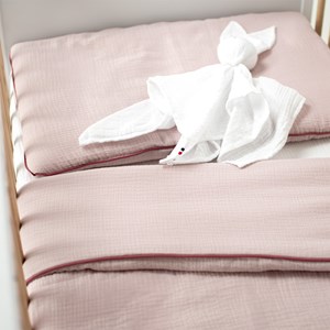 Couette et oreiller prêt à dormir rose