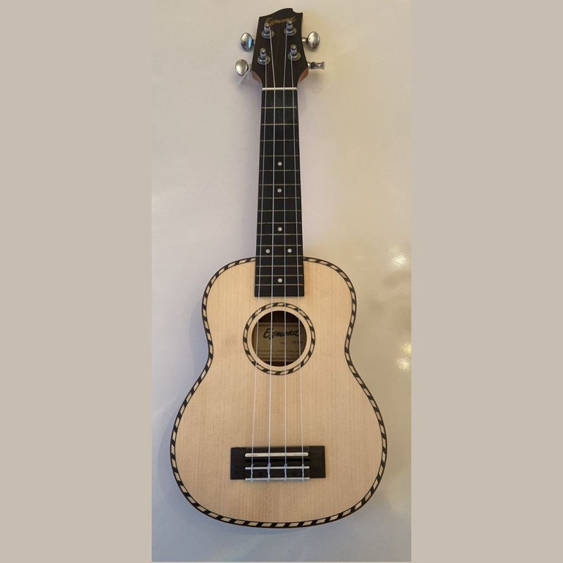 Instrument Du Monde - Ukulélé soprano avec motif en bordure
