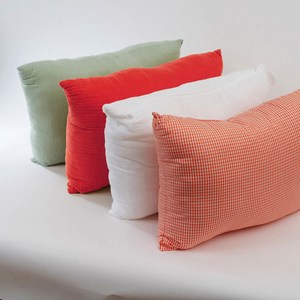 Coussin rectangle en coton bio fraise Rouge