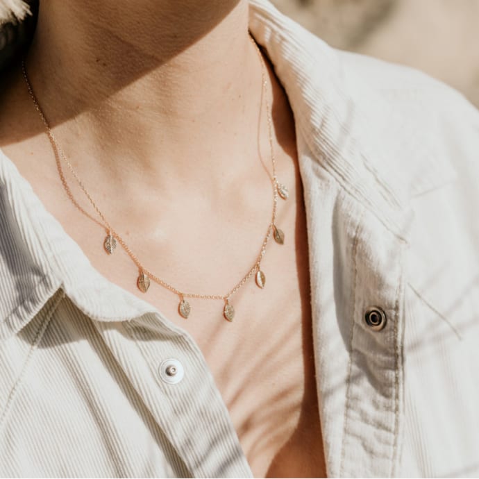 Collier Vintage Années 70 - Perle Blanche Fleur Relief Pampille - Bon État Occasion