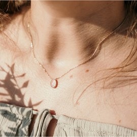 Collier quartz rose or pierre cabochon