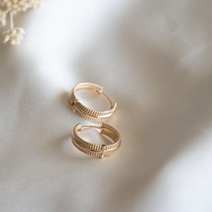 Petites créoles larges à charnière or