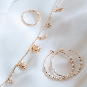 Boucles d'oreilles perles blanches or