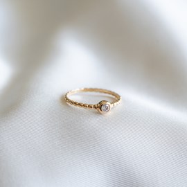 Bague fine torsadée or mode zirconium