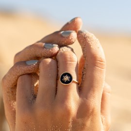 Bague fine médaillon soleil noir or