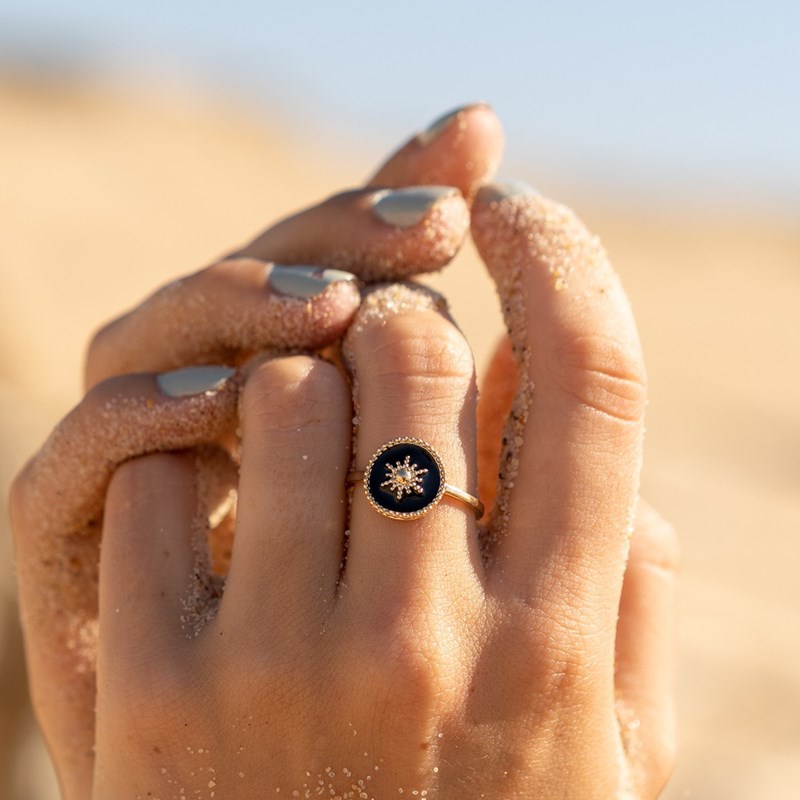 Bague fine médaillon soleil noir or