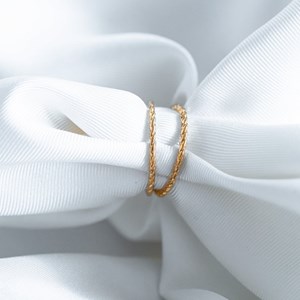 Bague fine double anneau or accumulation
