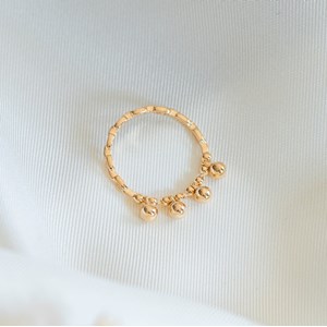 Bague fine petites perles breloques or