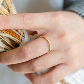 Bague fine plaqué or perlée boules