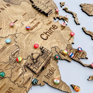 Carte du monde en bois  2d foncée l