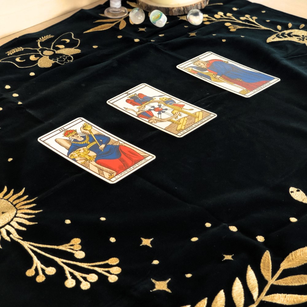 Witchy Cauldron Français – Nappe de Tarot divinatoire et d’autel Lune, sorcière – Broderie Velours Soie Satin Croix Celtique (Bleu Witchy Cauldron Français – Nappe de Tarot divinatoire et d’autel Lune, sorcière – Broderie Velours Soie Satin Croix Celtique (Bleu