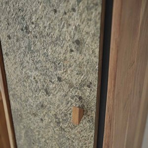 Colonne en bois d'acacia et pierre