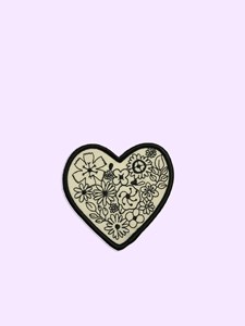 Cœur fleuri, écusson brodé.