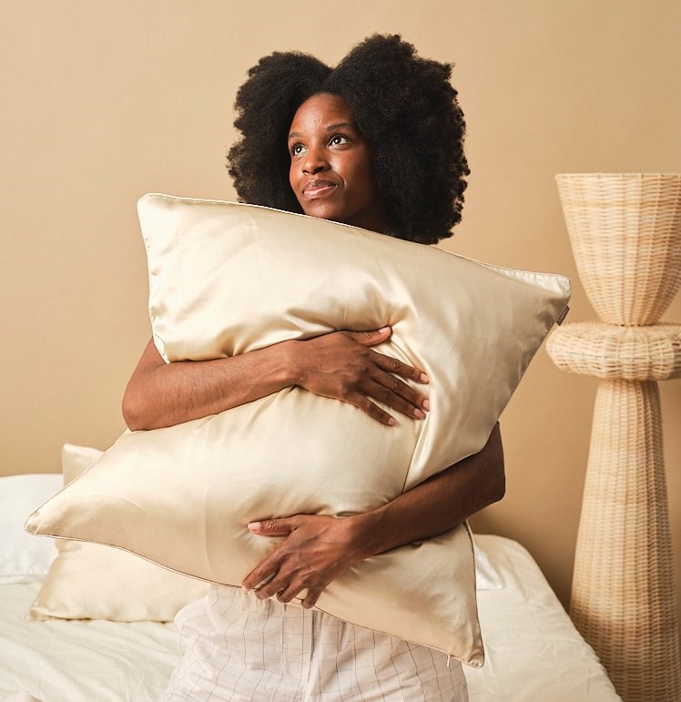 Taie d'oreiller en soie champagne 65x65