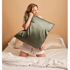 Taie d'oreiller en soie vert sauge 65x65