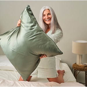 Taie d'oreiller en soie vert sauge 65x65