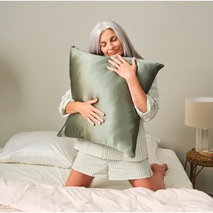 Taie d'oreiller en soie vert sauge 65x65