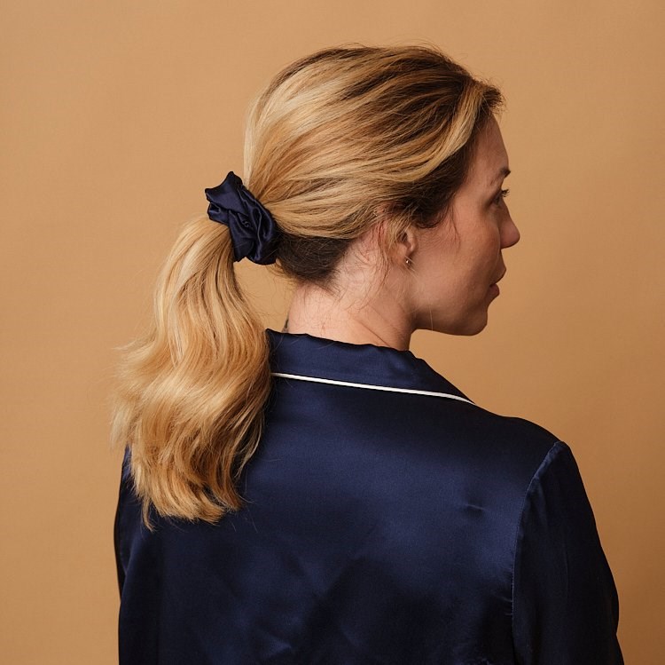 Gros chouchou en soie bleu nuit 19 mo