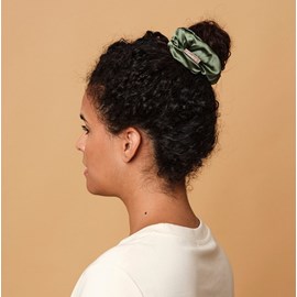 Gros chouchou en soie vert sauge 19 mo