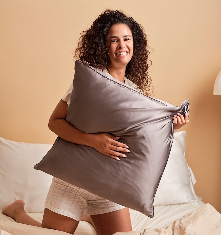 Taie d'oreiller en soie gris foncé 51x76