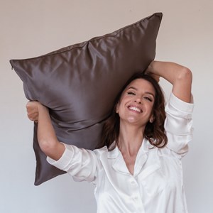 Taie d'oreiller en soie gris foncé 65x65