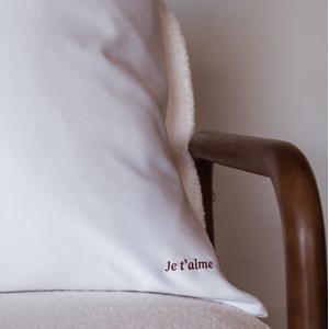 Taie d'oreiller brodée en soie 65x65