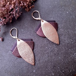Boucles d'oreilles en cuir lotus cassis