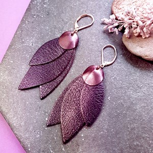 Boucle d'oreille longue celeste cassis