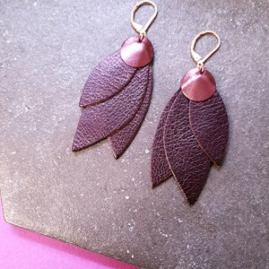 Boucle d'oreille longue celeste cassis
