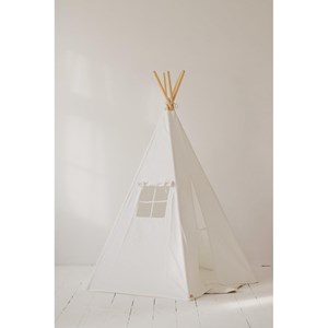 Tente tipi avec tapis blanc